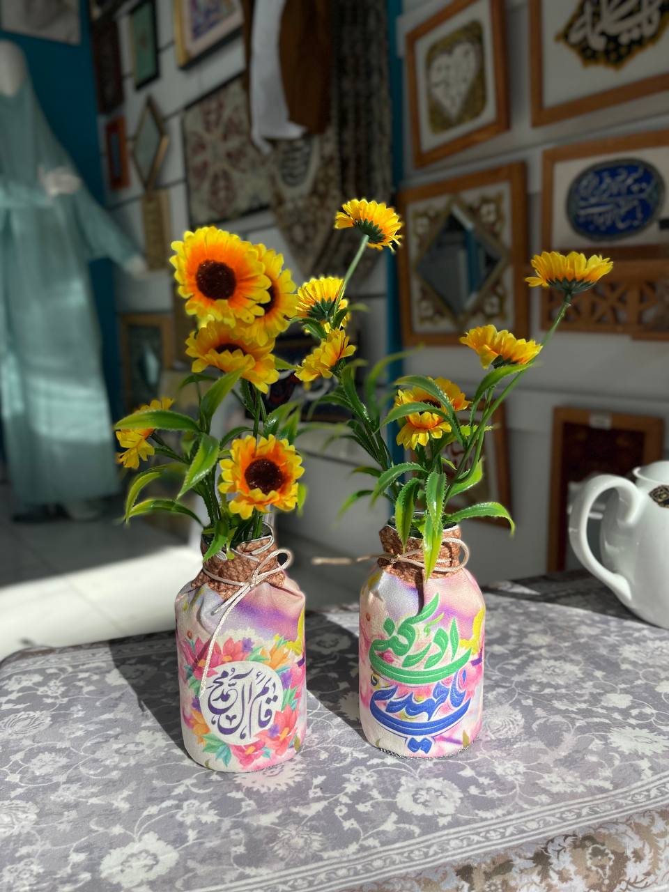 مزهرية زجاج مع ورد دوار الشمس